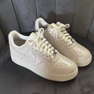 Nike Women's AF1 ‘07 Shoes Sail Glittery Suede